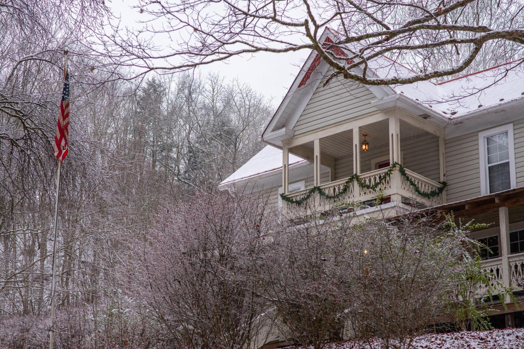 Moore House Inn & Cabins Marlinton Экстерьер фото