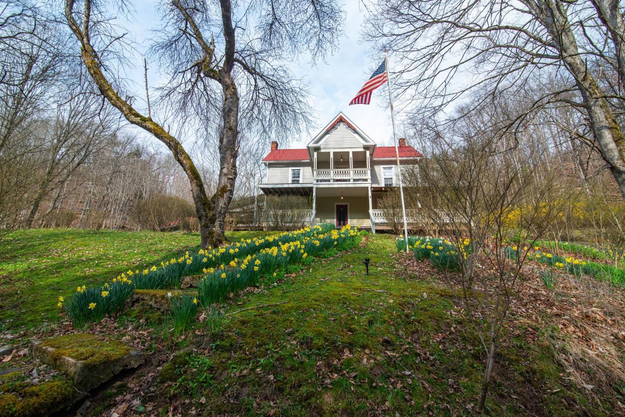 Moore House Inn & Cabins Marlinton Экстерьер фото