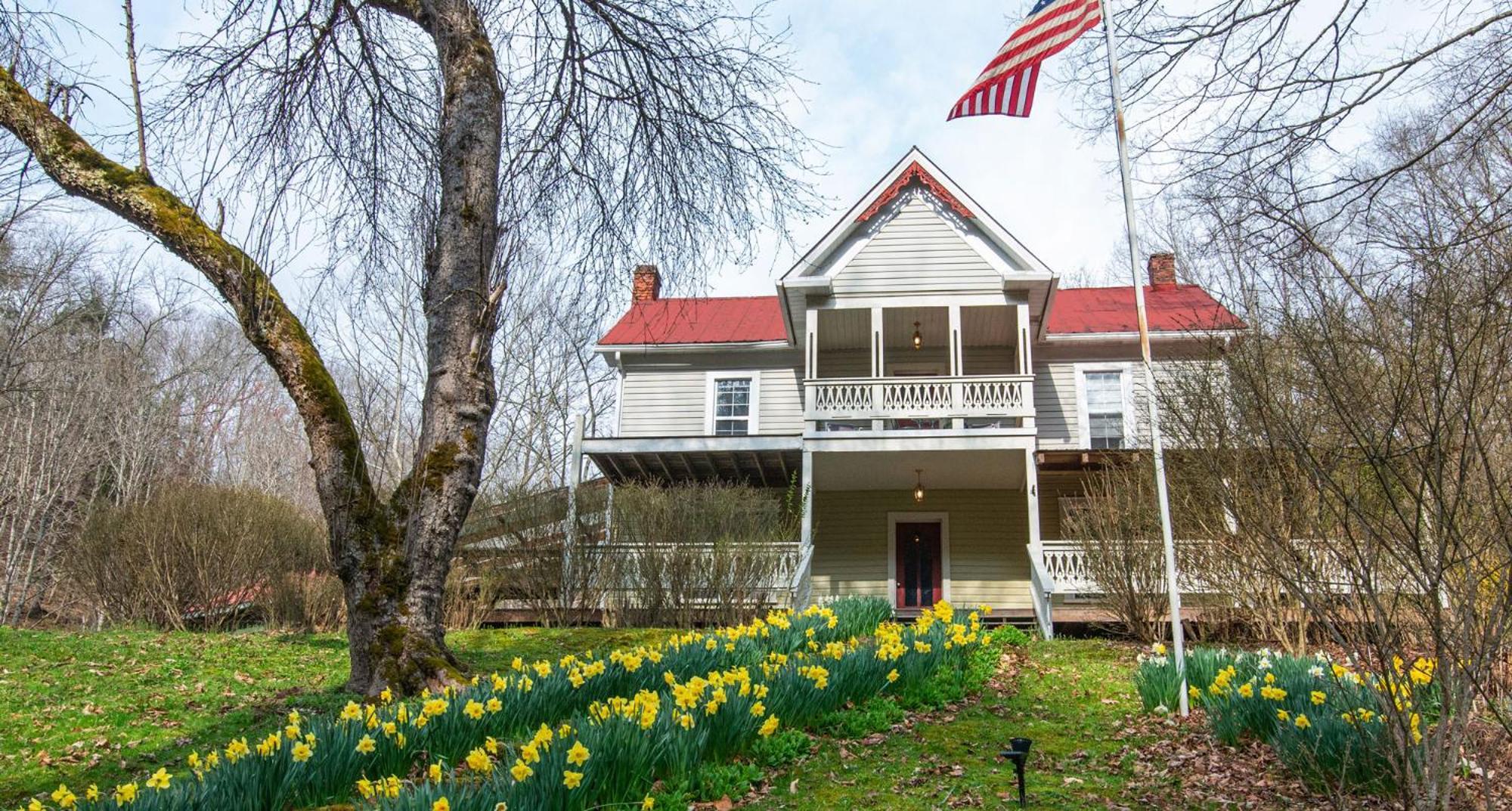 Moore House Inn & Cabins Marlinton Экстерьер фото